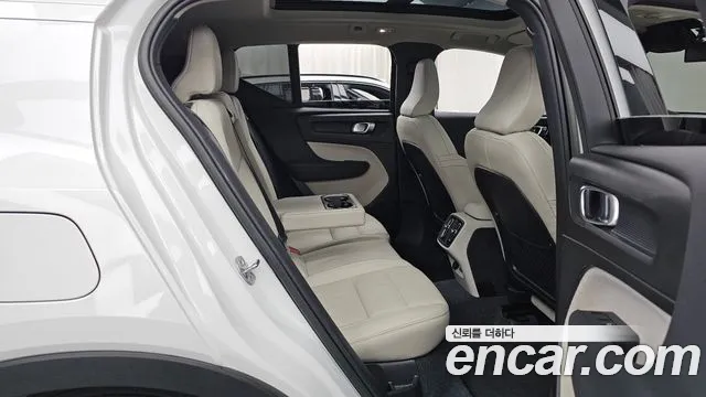 Volvo XC40 — Фото автомобиля 12