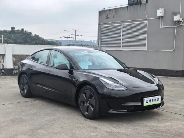 Tesla Model 3 — Фото автомобиля 3