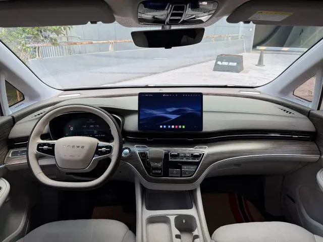 Roewe iMAX8 — Фото автомобиля 12