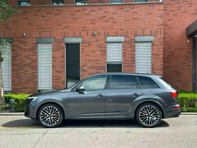 Audi SQ7 — Фото автомобиля 21
