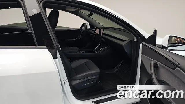 Tesla Model Y — Фото автомобиля 26