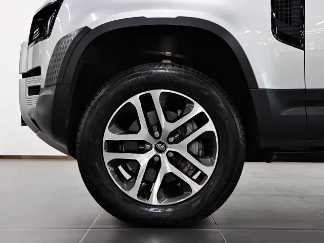 Land Rover Defender — Фото автомобиля 8