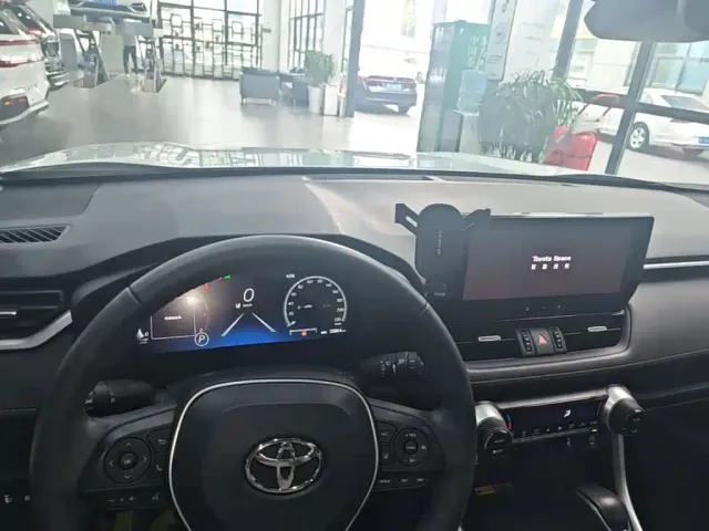 Toyota RAV4 — Фото автомобиля 9