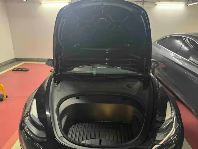 Tesla Model 3 — Фото автомобиля 8
