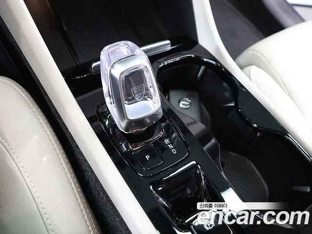Volvo XC40 — Фото автомобиля 8