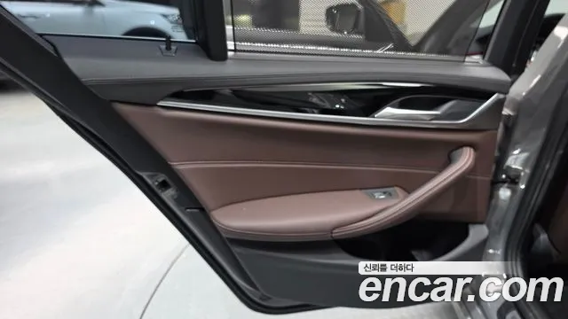 BMW 5 Series G30 — Фото автомобиля 14