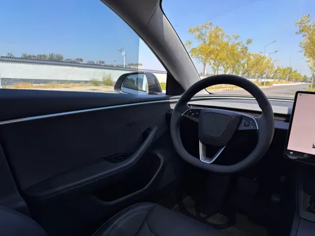 Tesla Model 3 — Фото автомобиля 13