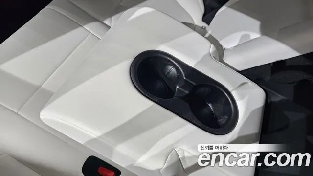 Tesla Model Y — Фото автомобиля 26