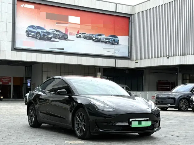 Tesla Model 3 — Фото автомобиля 3