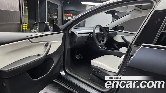Tesla Model Y — Фото автомобиля 10