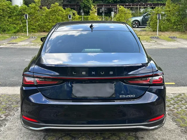 Lexus ES — Фото автомобиля 13