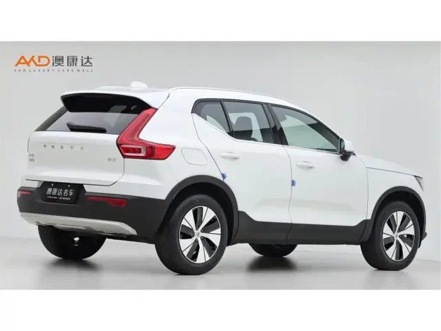 Volvo XC40 — Фото автомобиля 3