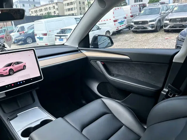 Tesla Model Y — Фото автомобиля 12