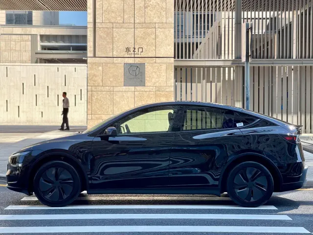 Tesla Model Y — Фото автомобиля 4