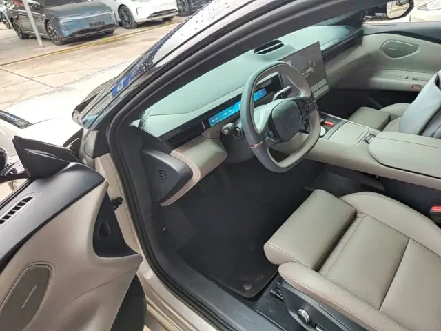 Lynk & Co Z10 — Фото автомобиля 15