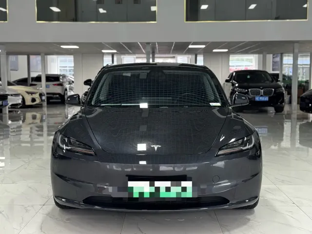 Tesla Model 3 — Фото автомобиля 2