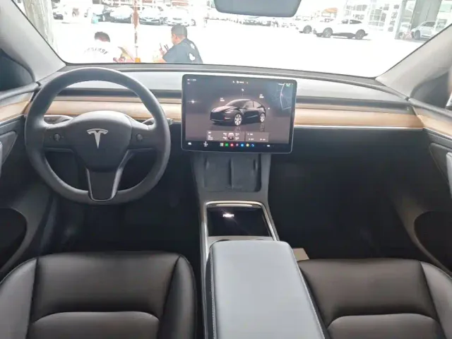 Tesla Model Y — Фото автомобиля 9