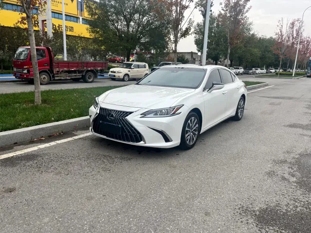 Фотография автомобиля — Lexus ES