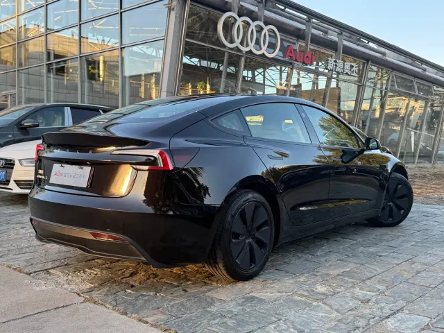 Tesla Model 3 — Фото автомобиля 8