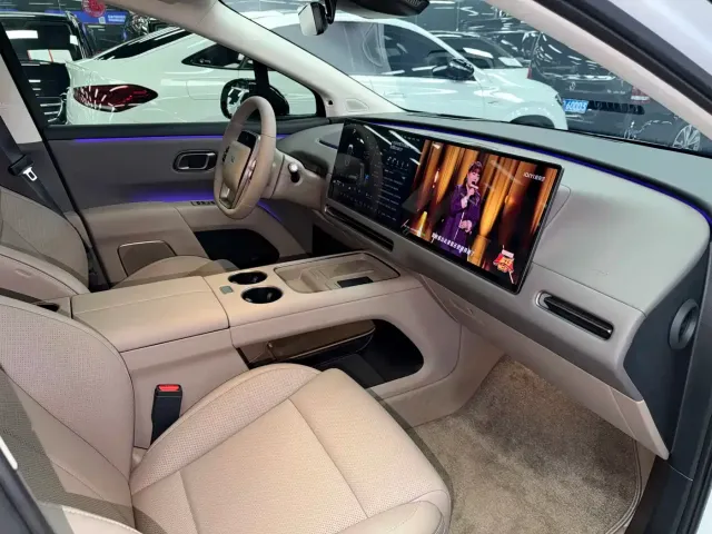 Li Auto i8 — Фото автомобиля 20
