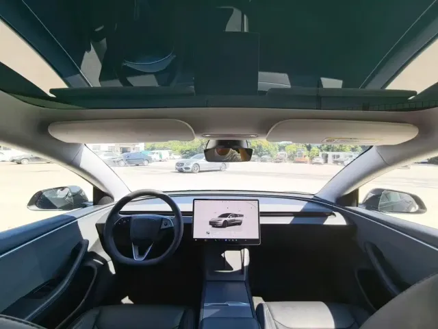 Tesla Model 3 — Фото автомобиля 4