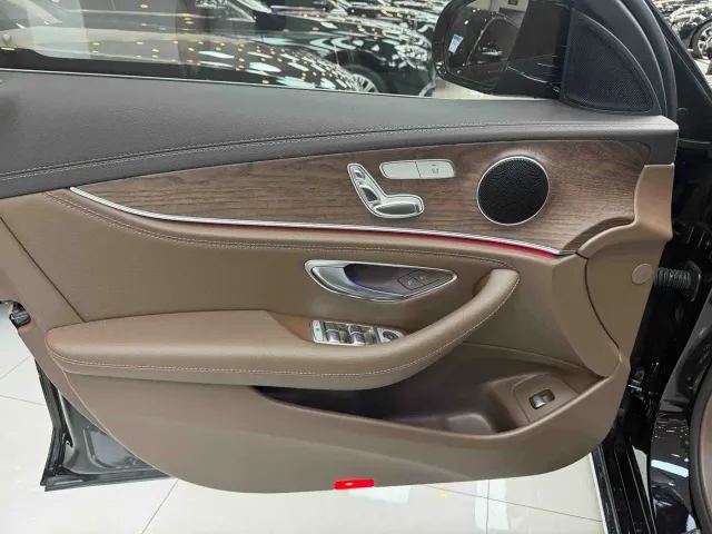 Mercedes-Benz E-Class — Фото автомобиля 5