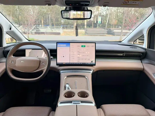 Xpeng X9 — Фото автомобиля 8