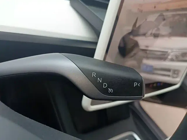 Tesla Model Y — Фото автомобиля 13