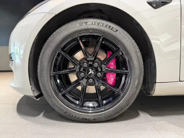 Tesla Model 3 — Фото автомобиля 6