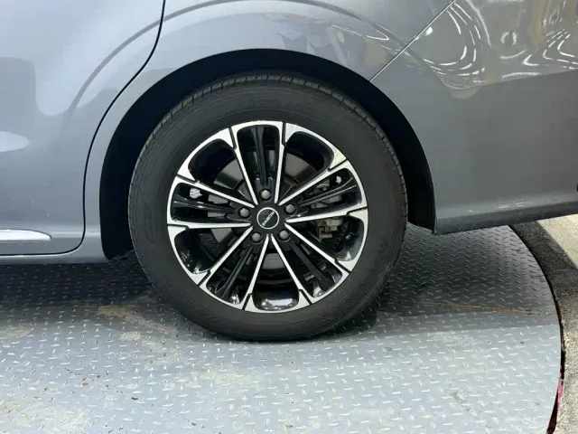 Roewe iMAX8 — Фото автомобиля 17