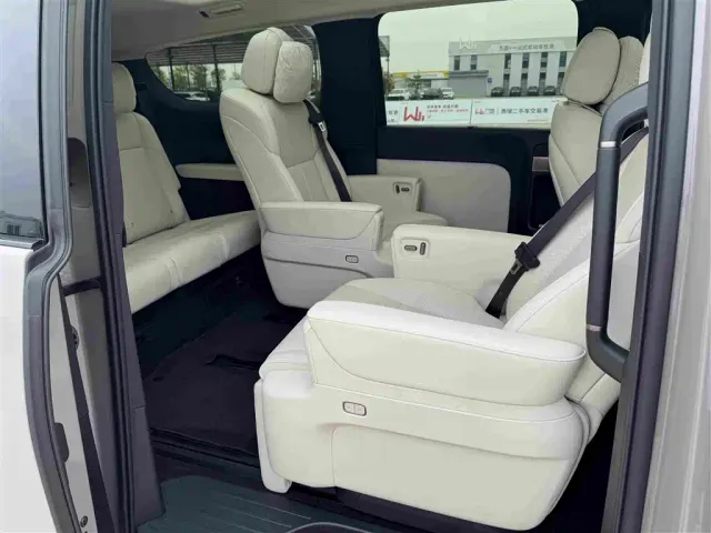 Li Auto MEGA — Фото автомобиля 17