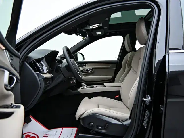 Volvo XC90 — Фото автомобиля 11