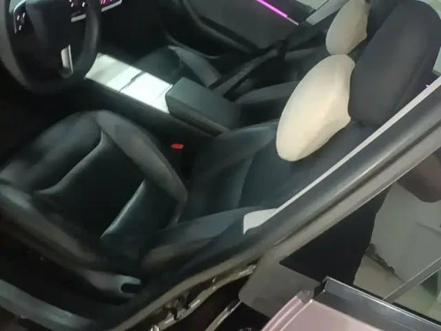 Tesla Model 3 — Фото автомобиля 14