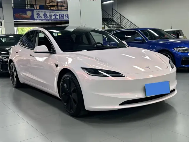 Tesla Model 3 — Фото автомобиля 4
