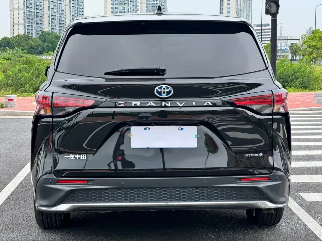 Toyota Granvia — Фото автомобиля 10