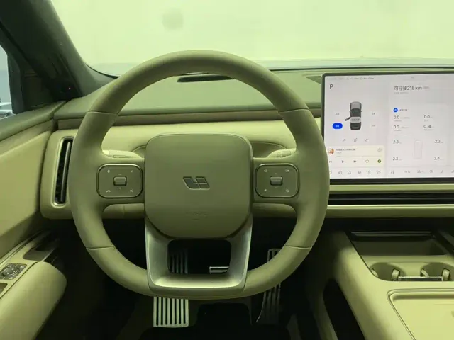 Li Auto L8 — Фото автомобиля 14