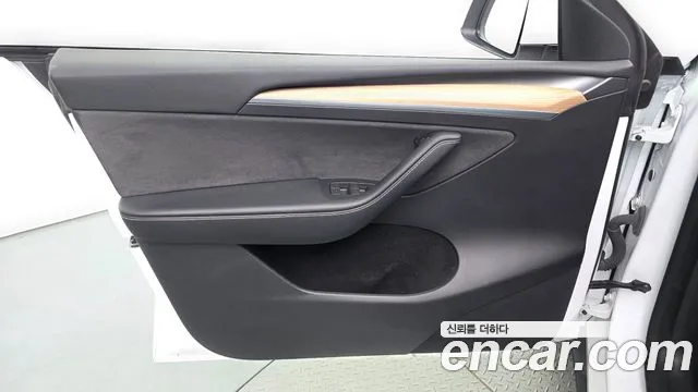 Tesla Model Y — Фото автомобиля 24