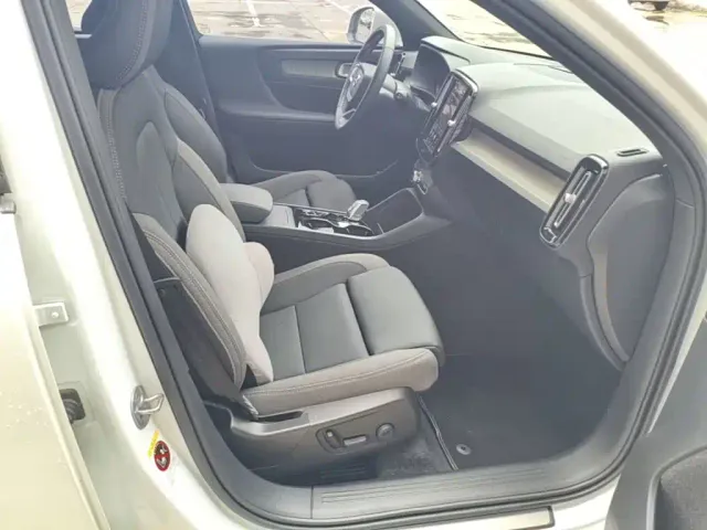 Volvo XC40 — Фото автомобиля 24