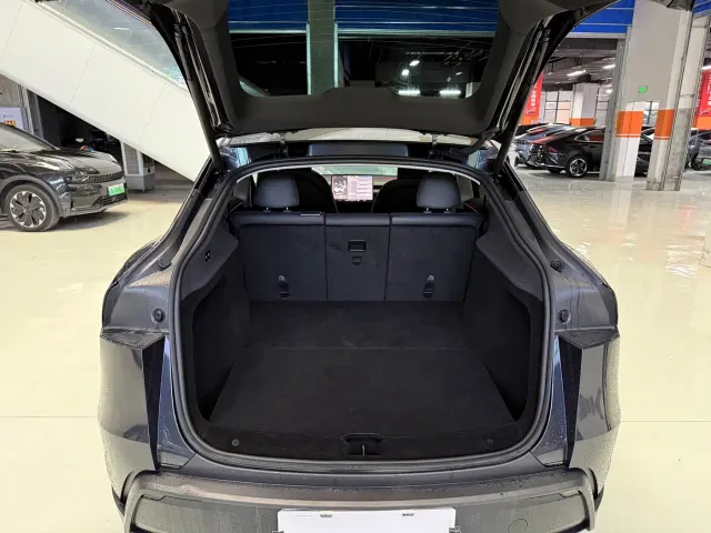 Tesla Model Y — Фото автомобиля 21
