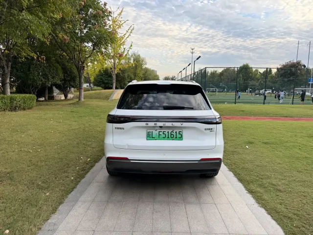 Geely Galaxy Starship 7 EM-i — Фото автомобиля 5