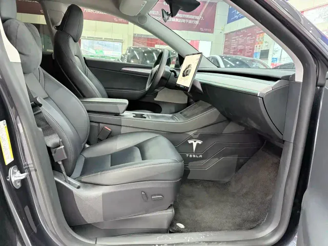Tesla Model Y — Фото автомобиля 18