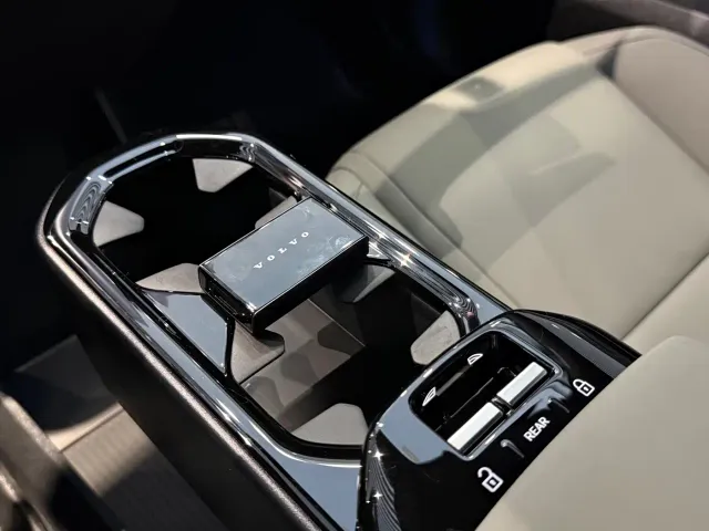 Volvo EX30 — Фото автомобиля 11