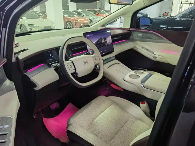 Xpeng X9 — Фото автомобиля 3