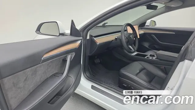 Tesla Model 3 — Фото автомобиля 10