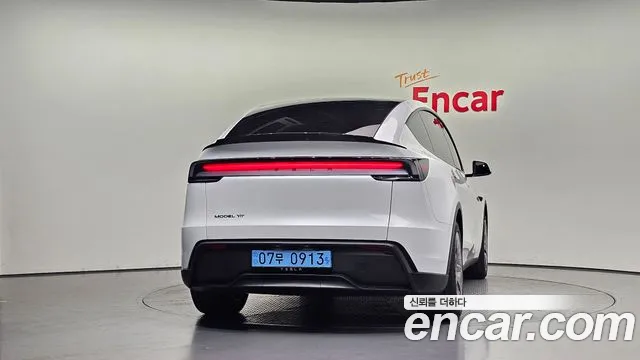 Tesla Model Y — Фото автомобиля 4