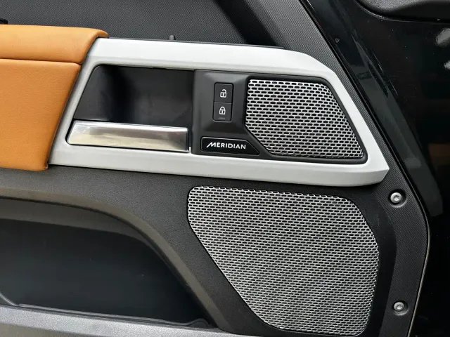 Land Rover Defender — Фото автомобиля 7
