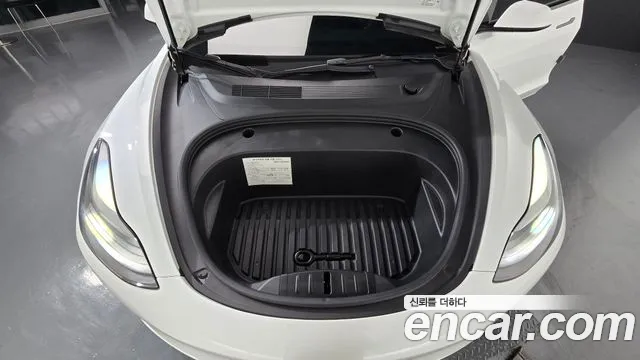 Tesla Model 3 — Фото автомобиля 9