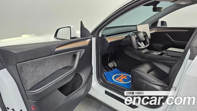 Tesla Model Y — Фото автомобиля 10
