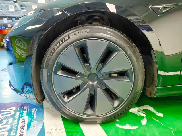 Tesla Model 3 — Фото автомобиля 3
