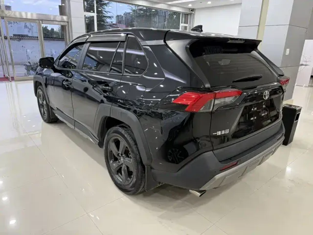 Toyota RAV4 — Фото автомобиля 6